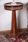 neoklasicisni-stolek-intarzie-bronzove-ozdoby