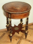 starozitny-stolek-s-mosaznymi-ozdobami-1820